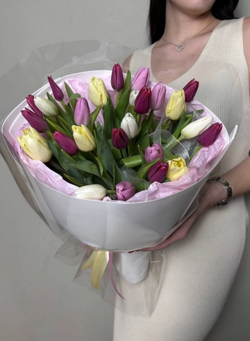Букет 25 тюльпанов микс от интернет-магазина цветов в Ижевске