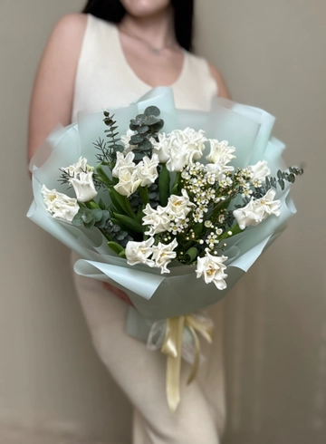 Букет 25 белых пионовидных тюльпана &laquo;Королева&raquo; от интернет-магазина цветов в Ижевске