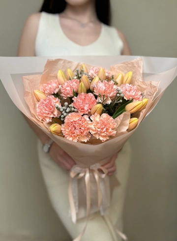 Букет из тюльпанов с диантусами от интернет-магазина цветов в Ижевске