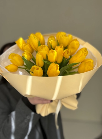 Букет 25 желтых тюльпанов в аква-боксе от интернет-магазина цветов в Ижевске