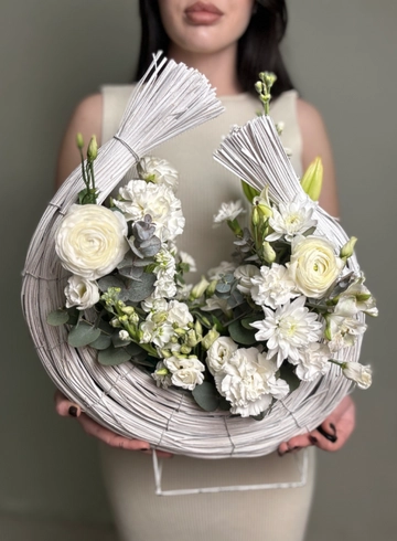 Авторская композиция с ранункулюсами и маттиолой от интернет-магазина цветов в Ижевске