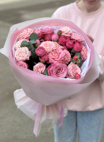 Нежный розовый букет из роз  от интернет-магазина цветов в Ижевске