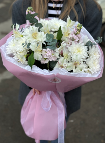 Букет с альстромериями и маттиолой  от интернет-магазина цветов в Ижевске