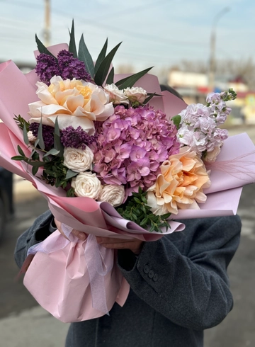 Букет с гортензией и французскими розами от интернет-магазина цветов в Ижевске
