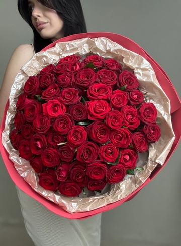 Букет 51 красная роза «Море любви» от интернет-магазина цветов в Ижевске