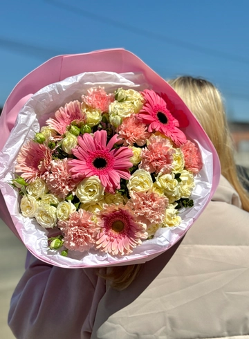 Букет с герберами, кустовыми розами и диантусами от интернет-магазина цветов в Ижевске