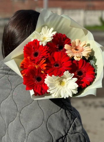 Букет 9 ярких Гербер микс от интернет-магазина цветов в Ижевске