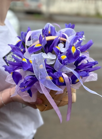 Корзинка с ирисами  и эвкалиптом  от интернет-магазина цветов в Ижевске