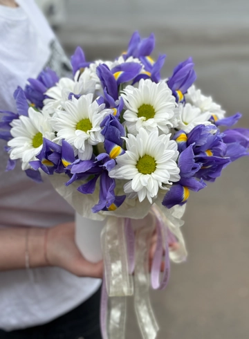 Коробка с ирисами и хризантемами от интернет-магазина цветов в Ижевске