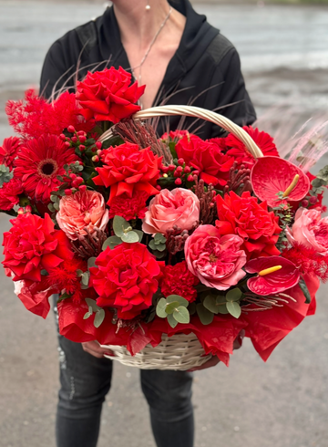 Корзина с розами, антуриумами, герберами «Купидон» от интернет-магазина цветов в Ижевске