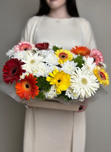 Яркая композиция с герберами в ящике от интернет-магазина цветов в Ижевске