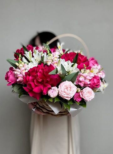 Корзинка с французскими розами  от интернет-магазина цветов в Ижевске
