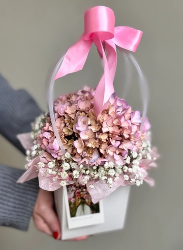 Гортензия + гипсофила в сумочке  от интернет-магазина цветов в Ижевске