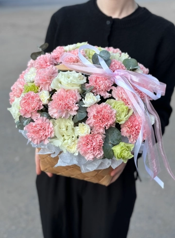 Лукошко с диантусами и эустомой от интернет-магазина цветов в Ижевске