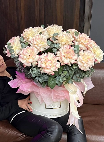 Композиция с французскими розами в шляпной коробке &laquo;Нежность&raquo; от интернет-магазина цветов в Ижевске