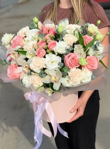 Шляпная коробка с орхидеями, розами, эустомой, диантусами от интернет-магазина цветов в Ижевске