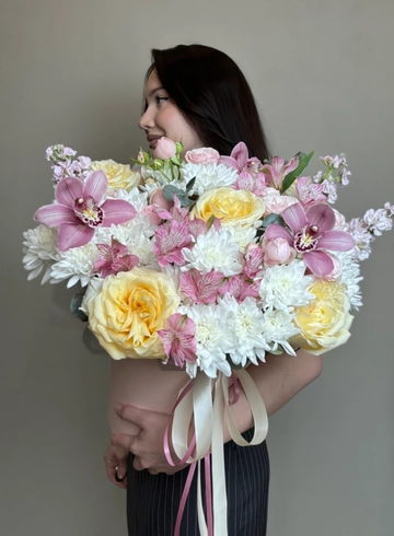 Композиция в шляпной коробке &laquo;Дива&raquo; с орхидеями  от интернет-магазина цветов в Ижевске