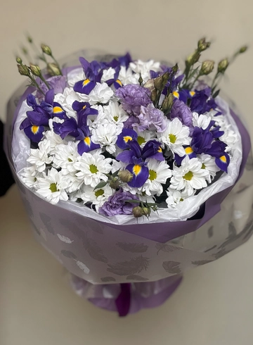 Букет с ирисами и эустомами «Чистая лазурь» от интернет-магазина цветов в Ижевске