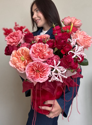 Композиция в коробке «AM Fleur» от интернет-магазина цветов в Ижевске