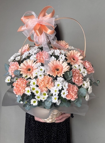 Корзина подарочная с герберами, диантусами и хризантемами от интернет-магазина цветов в Ижевске