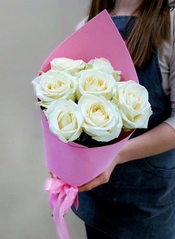 Монобукет с белыми розами «Отражение красоты» от интернет-магазина цветов в Ижевске