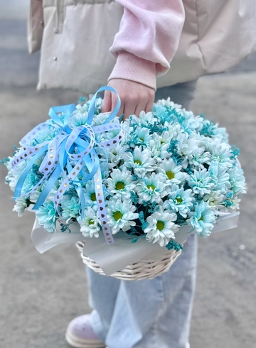 Корзинка голубых хризантем кустовых  от интернет-магазина цветов в Ижевске