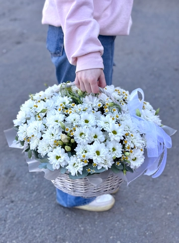 Корзина с белыми хризантемами-ромашками от интернет-магазина цветов в Ижевске