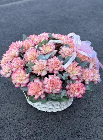 Шикарная корзина 43 французские розы + эвкалипт от интернет-магазина цветов в Ижевске