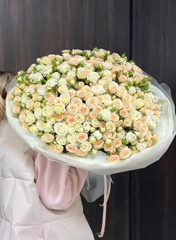 Букет 70 кустовых роз от интернет-магазина цветов в Ижевске