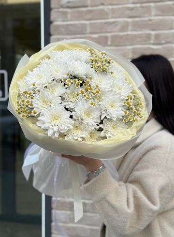 Букет «Цвети» с кустовыми хризантемами и матрикарией  от интернет-магазина цветов в Ижевске