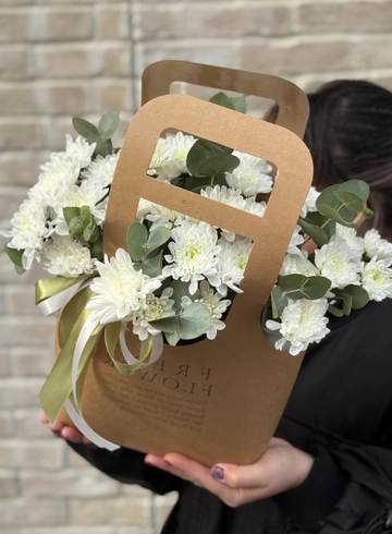 Композиция в сумочке с хризантемами  от интернет-магазина цветов в Ижевске