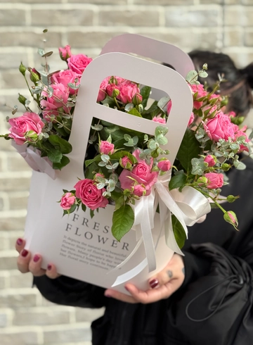 Композиция с нежными кустовыми розами в сумочке от интернет-магазина цветов в Ижевске