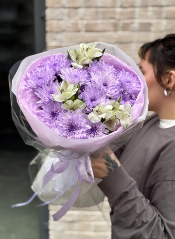 Букет с сиреневыми хризантемами и альстромериями  от интернет-магазина цветов в Ижевске