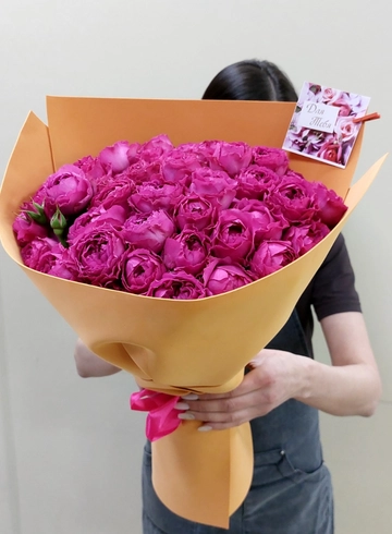 Монобукет из кустовых роз «Мулен Руж» от интернет-магазина цветов в Ижевске