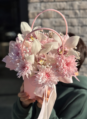 Дуэт орхидей и хризантем в сумочке  от интернет-магазина цветов в Ижевске