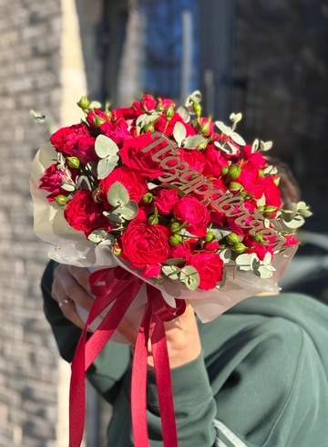 Кустовые красные розочки в шляпной коробке  от интернет-магазина цветов в Ижевске