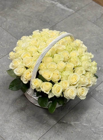 Корзина 71 белая роза  от интернет-магазина цветов в Ижевске