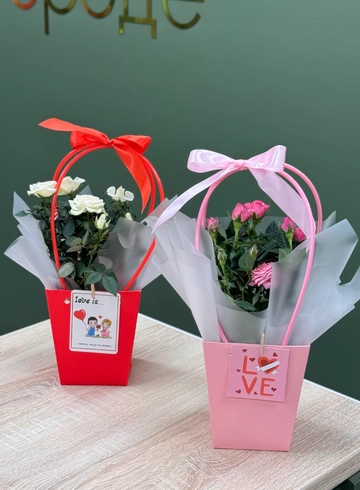 Роза Кордана в стильном оформлении  от интернет-магазина цветов в Ижевске