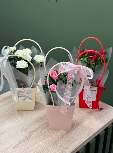 Роза Кордана в стильном оформлении  от интернет-магазина цветов в Ижевске