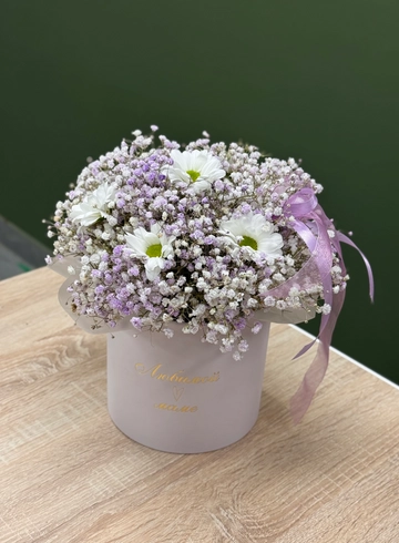 Композиция &laquo;Забота&raquo; с гипсофилой и хризантемами  от интернет-магазина цветов в Ижевске