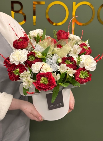 Композиция в коробке «Истинная любовь» от интернет-магазина цветов в Ижевске