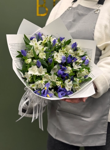 Букет с ирисами и альстромериями  от интернет-магазина цветов в Ижевске