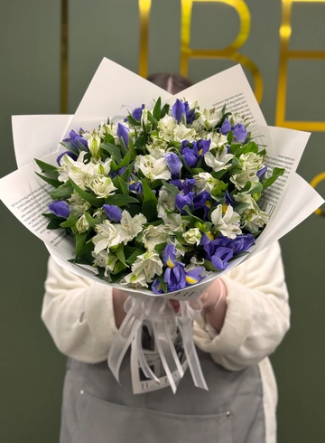 Букет с ирисами и альстромериями  от интернет-магазина цветов в Ижевске