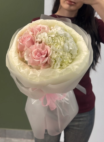 Букет «Французский поцелуй» с розами и гортензиями от интернет-магазина цветов в Ижевске