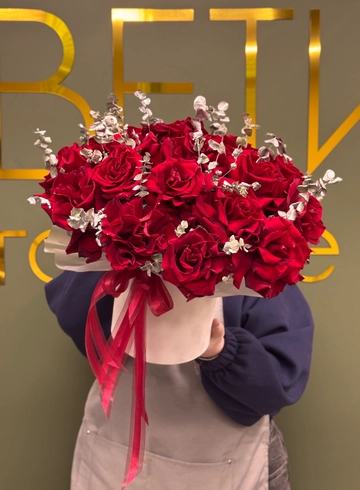 19 красных французских роз в коробке  от интернет-магазина цветов в Ижевске