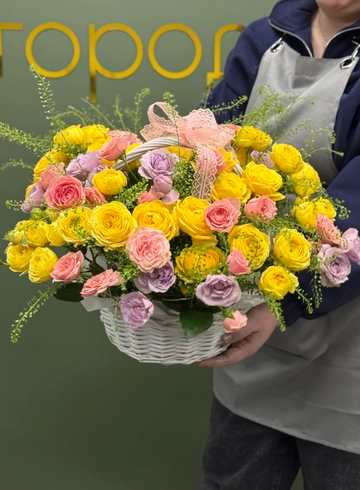 Корзина «Дофаминовый всплеск» с кустовыми розами и гринбель  от интернет-магазина цветов в Ижевске