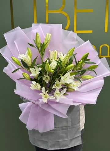 Букет лилий 5 бутонов  от интернет-магазина цветов в Ижевске