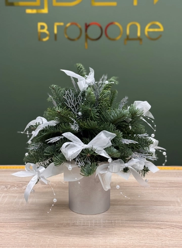 Новогодняя елочка с нобилисом от интернет-магазина цветов в Ижевске
