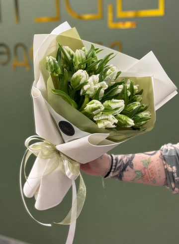 Букет 21 пионовидный тюльпан в упаковке  от интернет-магазина цветов в Ижевске