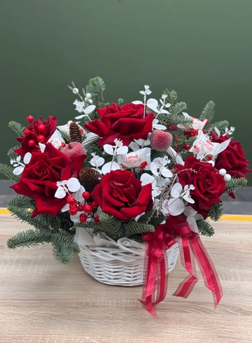 Корзина &laquo;Зимнее волшебство&raquo; с нобилисом от интернет-магазина цветов в Ижевске